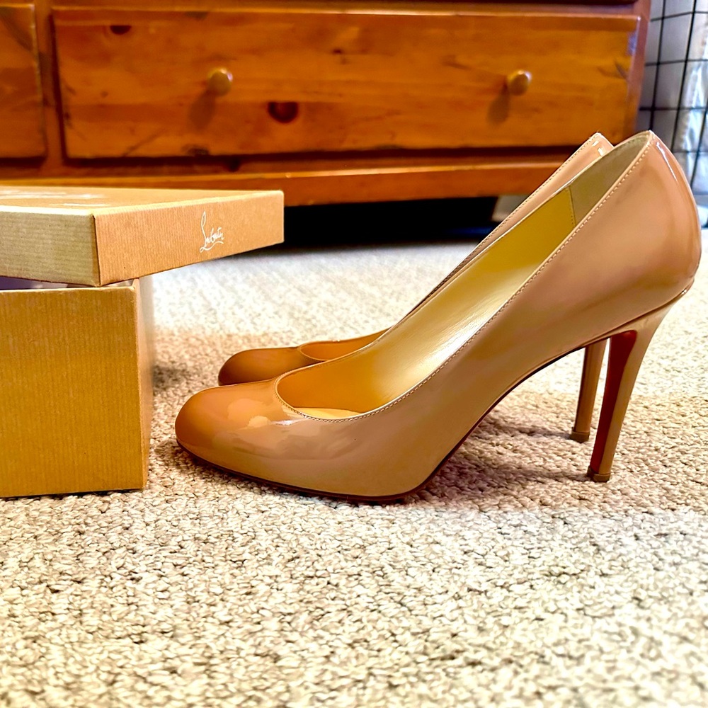 Christian Louboutin Simple Pump in Nude patent leather Size 39.5